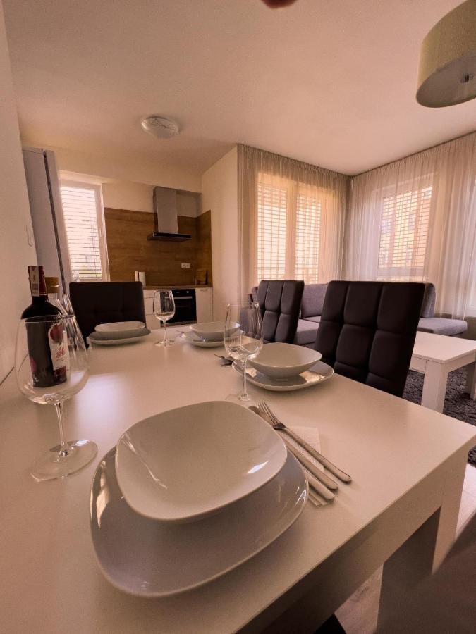 Elegant Escape Apartment I - City Centre ブラチスラヴァ エクステリア 写真