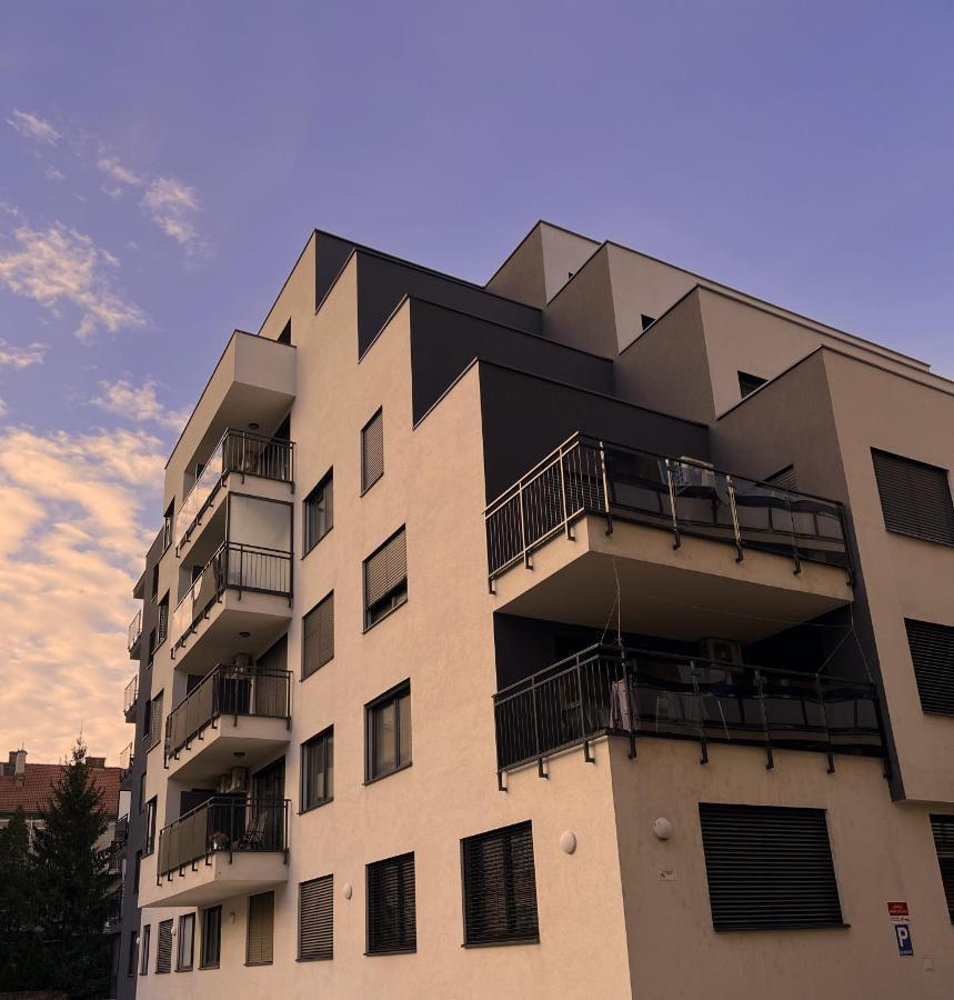 Elegant Escape Apartment I - City Centre ブラチスラヴァ エクステリア 写真